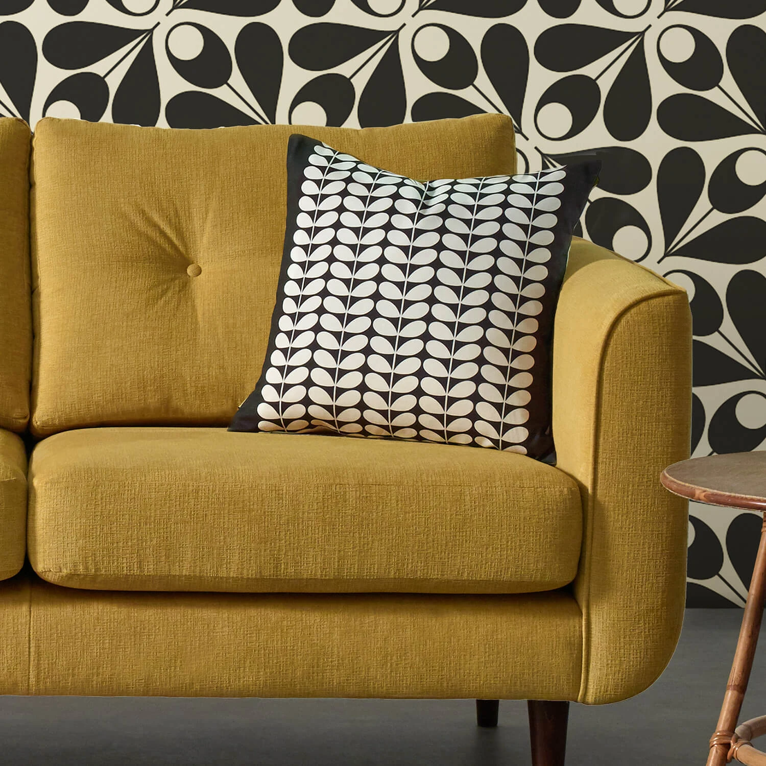 70s Frill Flower Cushion - Image 2